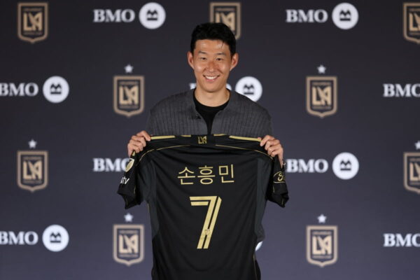 [뉴스] 오타니 찍어야 해…손흥민도 푹 빠진 신상폰