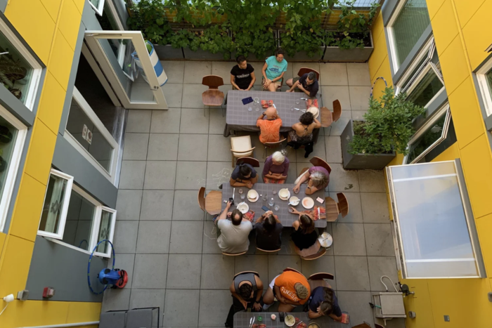 [뉴스] 처음 본 남녀 12명이 한집에…살인 물가에 공동체주택 유행이라는 이곳 [박민기의 월드버스]