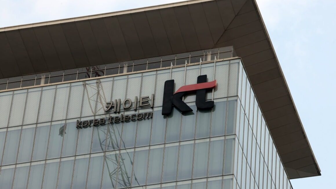 [뉴스] KT 무단 소액결제 中용의자 2명 검거…피해 최소화 최선