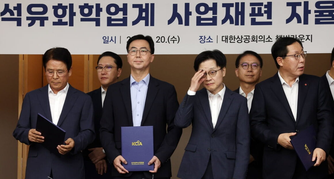 [뉴스] 석유화학·운송장비 휘청…기업 매출 1년 반만에 마이너스