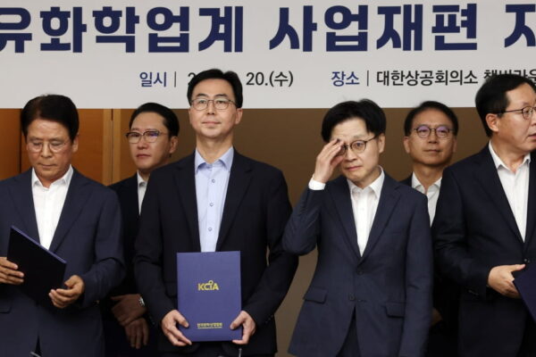 [뉴스] 석유화학·운송장비 휘청…기업 매출 1년 반만에 마이너스
