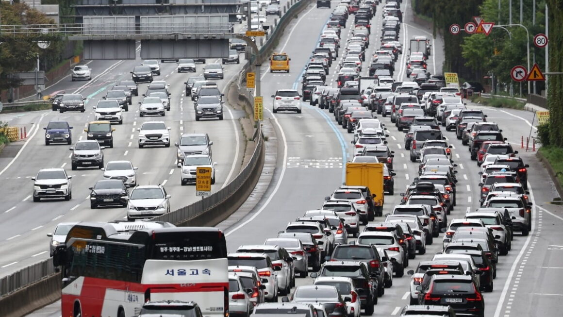 [뉴스] 추석 이튿날 귀경길 정체 절정 새벽 2시 이후 해소 전망