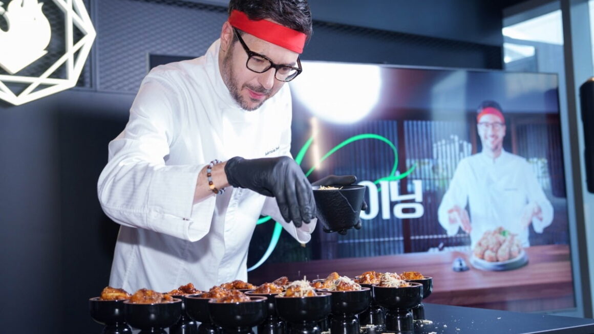 [뉴스] 젠슨 황도 찾더니…미슐랭셰프가 만든 한식맛 K치킨 나왔다