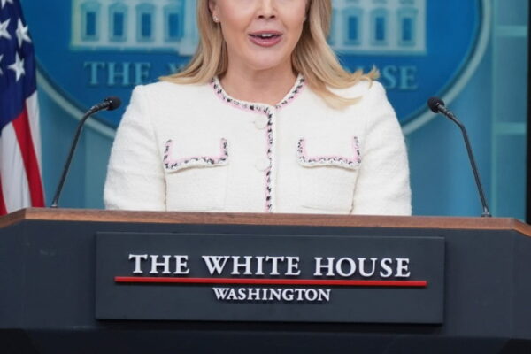 [뉴스] 방한 백악관 대변인, 한국 화장품 추천 받았나…K뷰티 쇼핑 인증