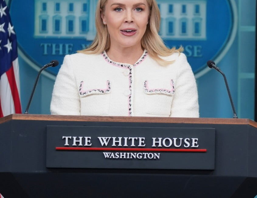 [뉴스] 방한 백악관 대변인, 한국 화장품 추천 받았나…K뷰티 쇼핑 인증