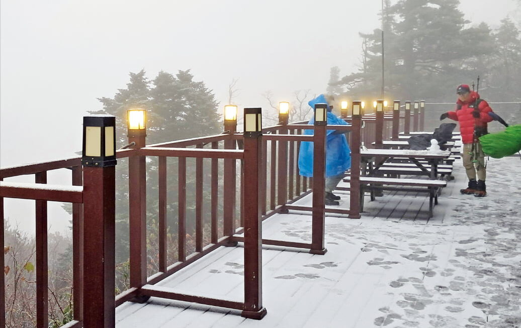 [뉴스] 전국이 쌀쌀 설악산 첫 눈