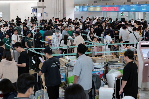 [뉴스] 조상덕 본 사람들은 해외여행…공항 인파에 자영업자 침통