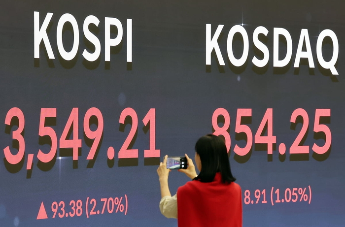 [뉴스] 오랜만에 듣는 ‘반도체 슈퍼사이클’…삼성전자·하이닉스 날아올랐다