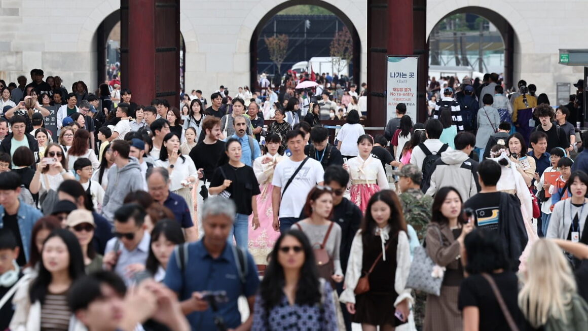 [뉴스] K-콘텐츠 인기에 한국 찾은 외국인들, 쇼핑·택시 불편 호소