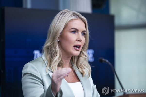 [뉴스] “회담 장소 누가 정했어?” “네 엄마가”…트럼프 대변인 막말에 경악