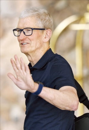 [뉴스] AI 혁신 뒤처진 관리의 달인…팀 쿡, 14년 만에 물러나나