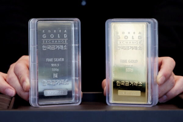 [뉴스] 없어서 못 사…치솟는 금값에 덩달아 실버바도 인기