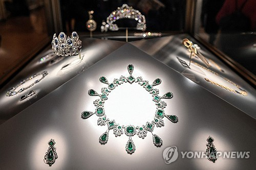 [뉴스] 루브르 박물관 뒤흔든 보석 도난 사건…장갑서 나온 ‘이것’에 덜미