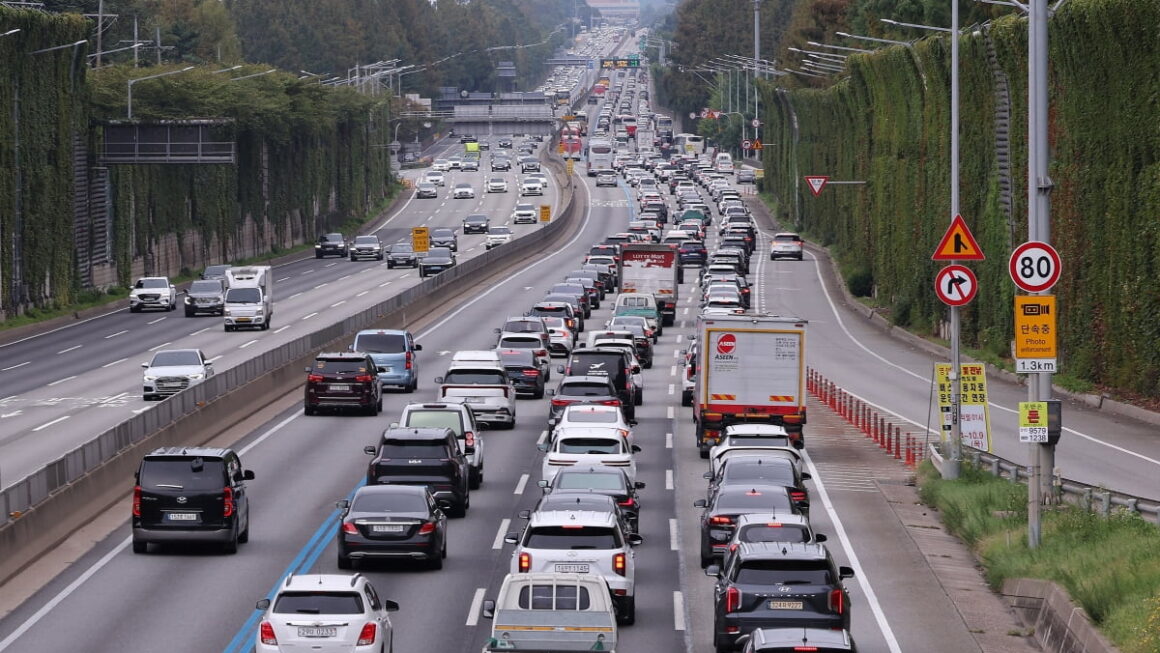 [뉴스] 추석 귀경길 고속도로 정체 극심…부산→서울 9시간50분