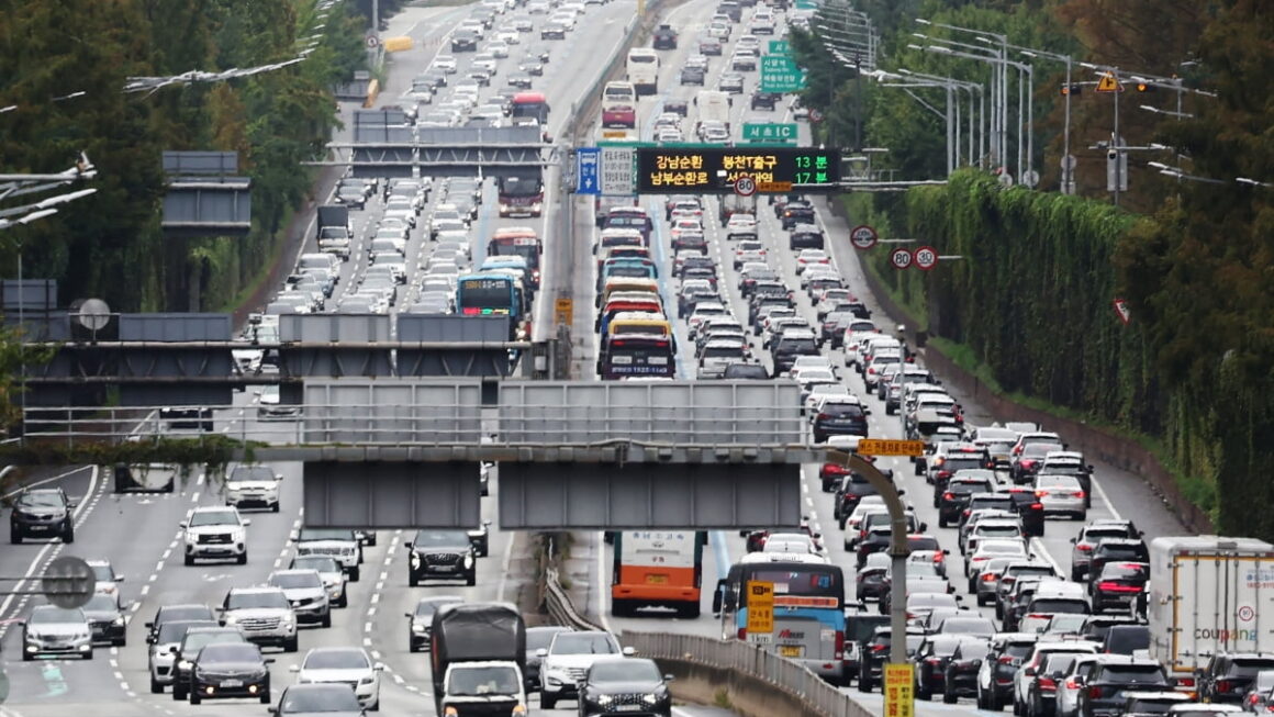 [뉴스] 추석 연휴 마지막날 귀경길 정체…부산→서울 5시간 10분