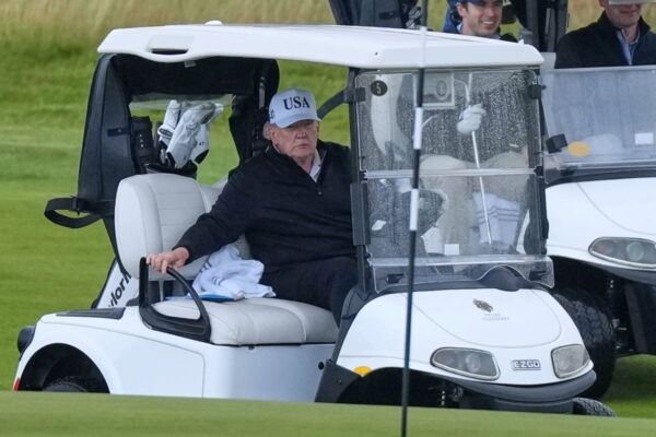 [뉴스] 트럼프, 韓기업 총수들과 골프 회동…관세·투자 의견교환 주목