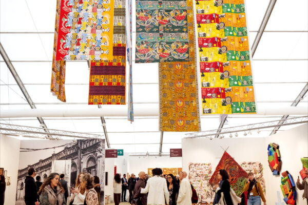 [뉴스] 신진 갤러리·실험작품 전면에…불황 속 뜨거웠던 프리즈 런던