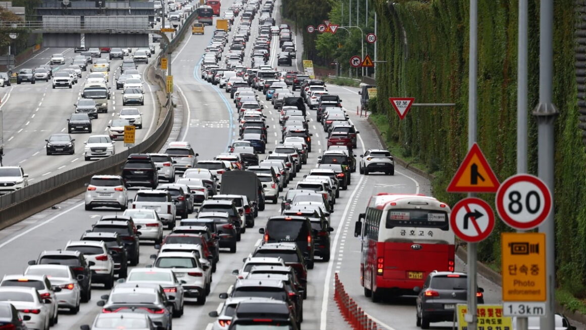 [뉴스] 황금연휴 마지막 귀경길 원활한 흐름…부산→서울 4시간30분