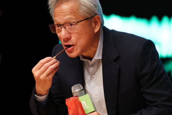 [뉴스] 빼빼로 먹는 젠슨 황