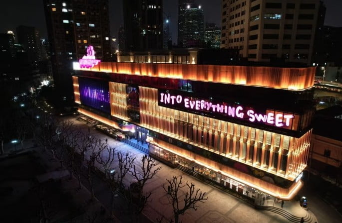 [뉴스] 나이트클럽·고산 호수 결혼식 장려하는 中