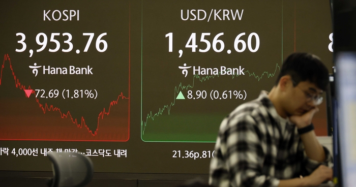 [뉴스] 외국인 자금 썰물에 4천피 ‘10일 천하’…원화값도 1450원 뚫렸다