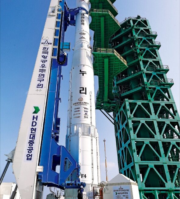 [뉴스] 우뚝 선 누리호…27일 새벽 발사 예정
