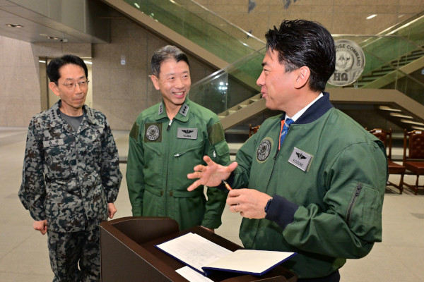 [뉴스] 중일간 예민한 시기에…대만 가까운 최전방 부대 방문한 일본 방위상