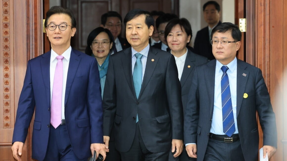 [뉴스] HK영상 | 구윤철 철강·석화 사업재편 부진…연말까지가 골든타임