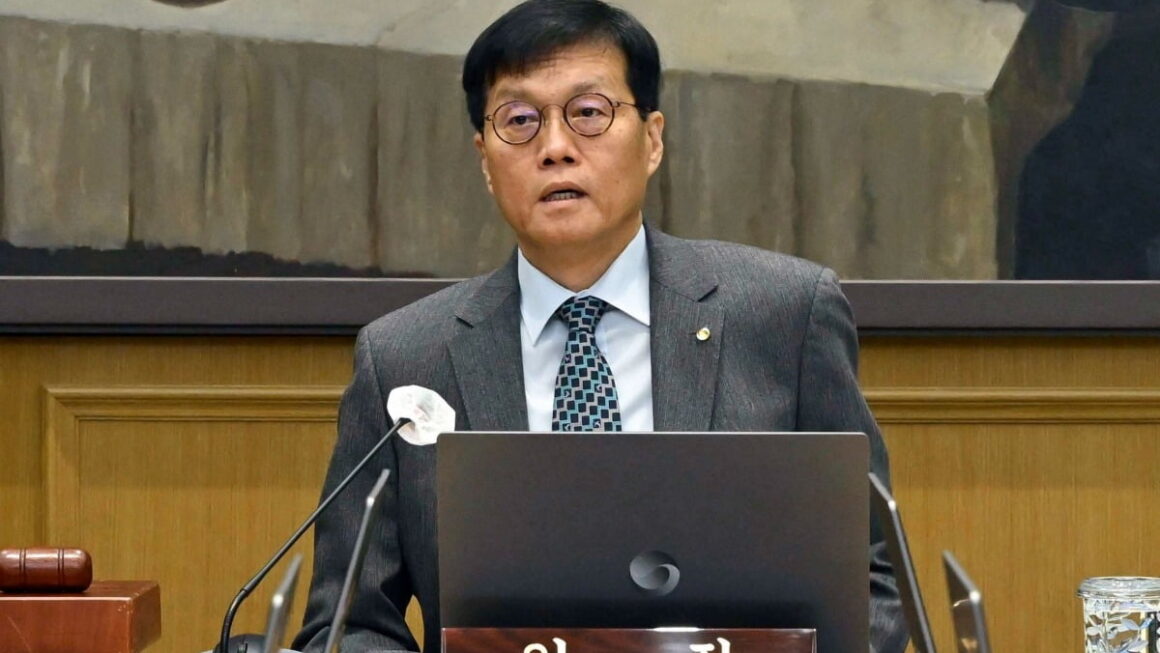 [뉴스] 한은 총재 금리인하·동결 모두 열어둬…인상 논의는 없어