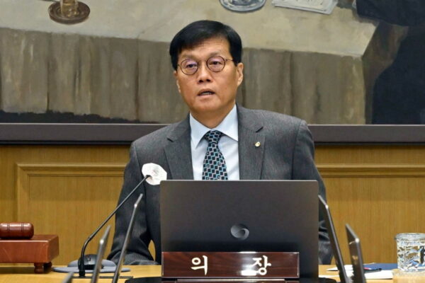 [뉴스] 한은 총재 금리인하·동결 모두 열어둬…인상 논의는 없어