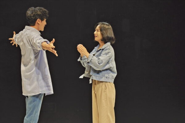 [뉴스] 두 배우만으로 치밀한 서사…제작사·관객 모두 반긴다