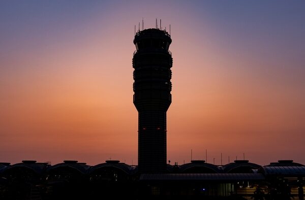 [뉴스] “승객들 안전하게 버스로 이동”…‘폭탄 위협’에 활주로 폐쇄한 이 공항