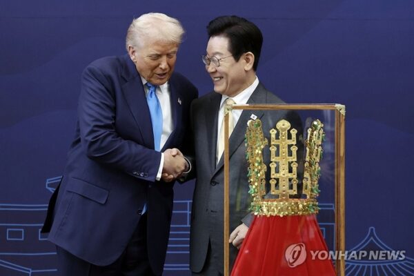 [뉴스] 금관이 얼마나 좋았으면…이재명 대통령이 준 선물에 트럼프가 한 말
