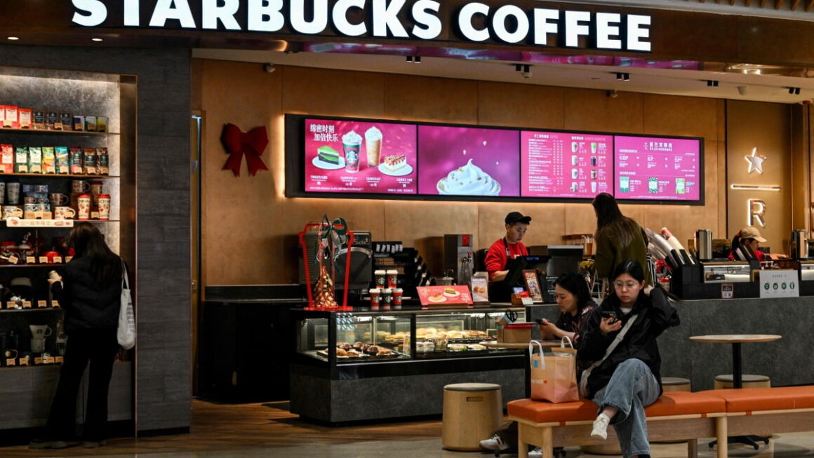[뉴스] 中 소비자의 지갑 움직인 9.9위안의 마법…스타벅스도 못 버텼다