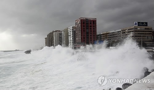 [뉴스] 해변 산책중 ‘괴물 파도’에 10여명 속수무책 당했다…3명 사망