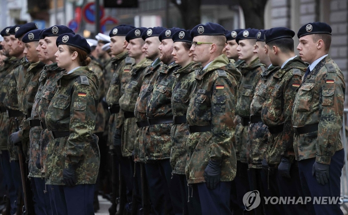 [뉴스] “월급은 442만원”…18세 남녀에게 군 복무 의사 묻는다는 ‘이 나라’