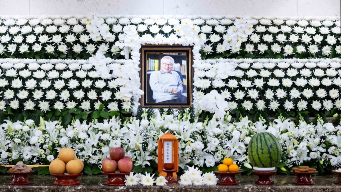 [뉴스] 곧 만나요. 거기서 또 연극해요…故 이순재 빈소 조문 행렬