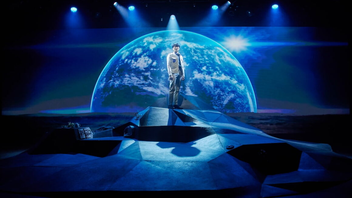 [뉴스] 마이클 콜린스 잘 보였으면…비하인드 더 문 1인극 된 이유