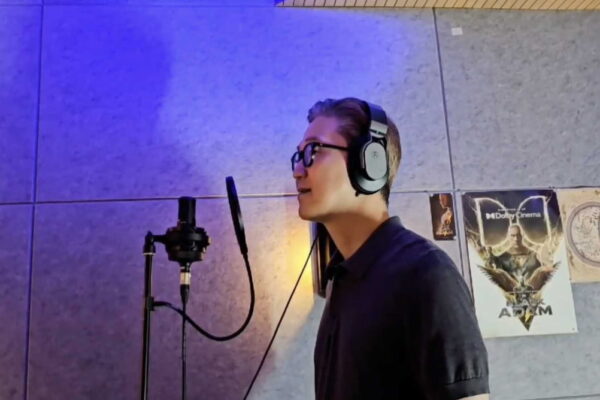 [뉴스] 병원 20주년 행사장에서 데뷔하는 신인 가수 정체