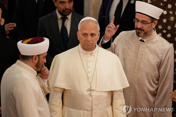 [뉴스] 교황, 이스탄불 ‘이슬람 사원’ 방문…신발 벗고 무슬림에 존경 표시