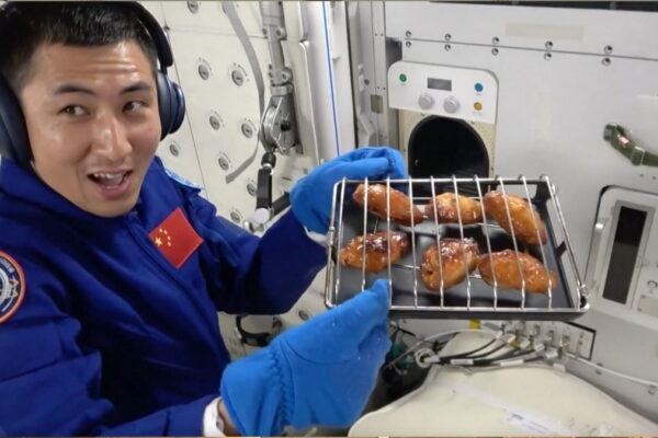 [뉴스] 중국인들, 우주에서 양념 닭날개 회식…심우주 요리 실험
