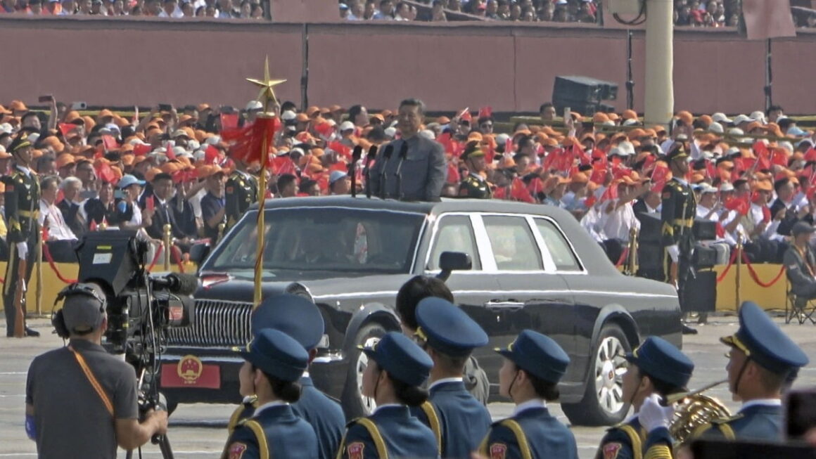 [뉴스] 시진핑이 인민복 입고 사열…딥시크가 中 전투기 편대 지휘