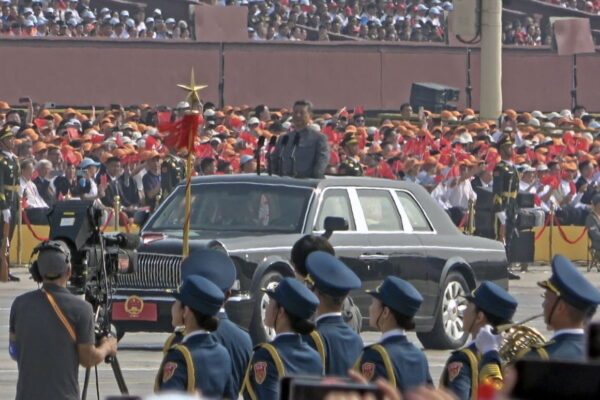 [뉴스] 시진핑이 인민복 입고 사열…딥시크가 中 전투기 편대 지휘