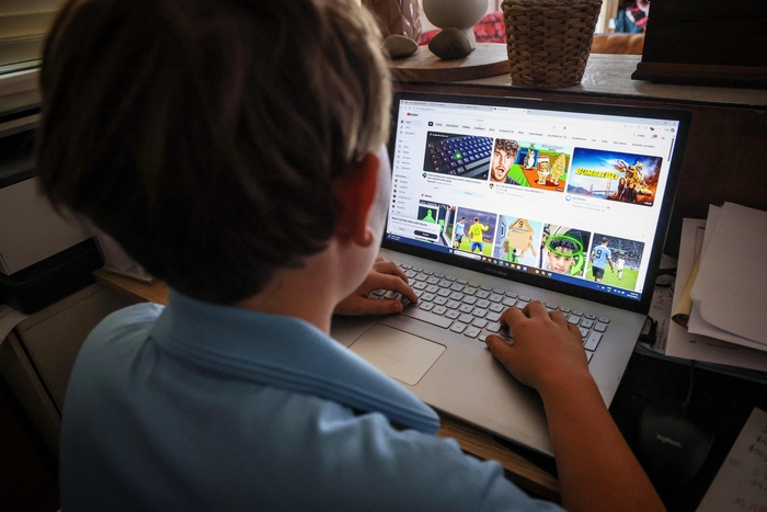 [뉴스] 온라인 성착취로 자살까지…비상등 켜진 SNS 계정, 청소년에겐 금지 승부수 던진 이 나라  [박민기의 월드버스]