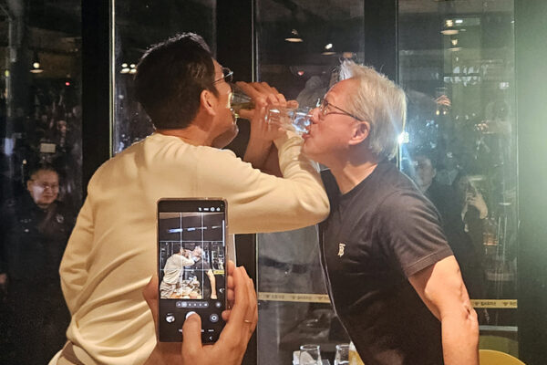 [뉴스] ‘깐부 회동’ 대박난 엔비디아에도 드리워진 그림자…거품론에 정치권 핑퐁까지 [박민기의 월드버스]