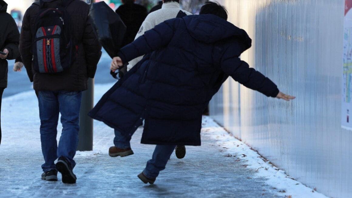 [뉴스] 빙판길 낙상 주의보 고관절 지키려면…주머니서 손 빼라