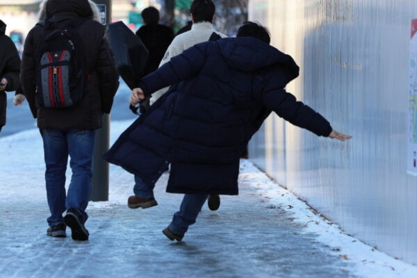 [뉴스] 빙판길 낙상 주의보 고관절 지키려면…주머니서 손 빼라