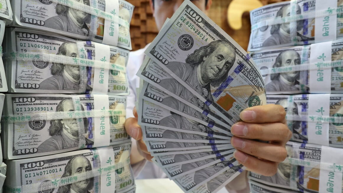 [뉴스] 환율 1429원 찍었다…1400원까지 더 하락 vs 지속 불가능