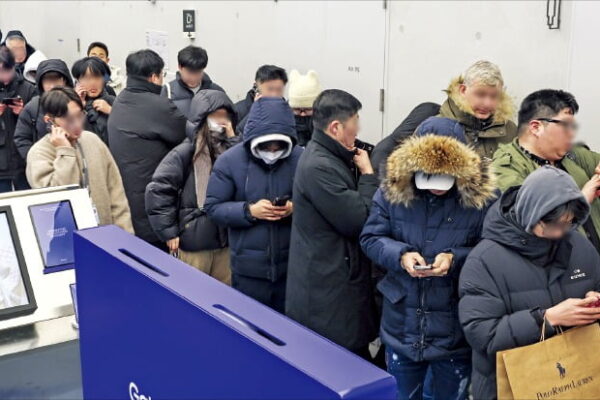 [뉴스] 갤럭시 트라이폴드 오픈런…5분 만에 첫 물량 완판