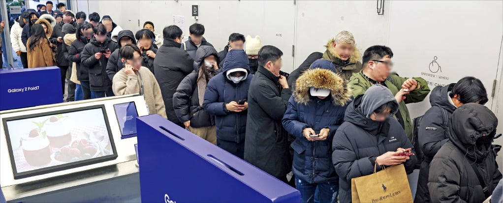 [뉴스] 갤럭시 트라이폴드 오픈런…5분 만에 첫 물량 완판